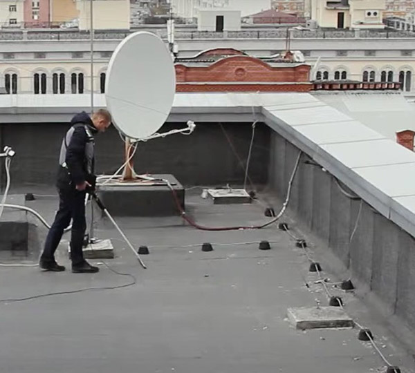 Контроль целостности водоизоляционного ковра кровли из ПВХ мембраны с помощью электроискрового кровельного дефектоскопа ИЗОТЕСТ 2.0